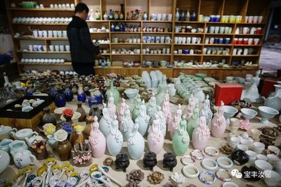 景德鎮(zhèn)陶溪川創(chuàng)意集市熱鬧非凡 藝術(shù)品現(xiàn)場(chǎng)助陣